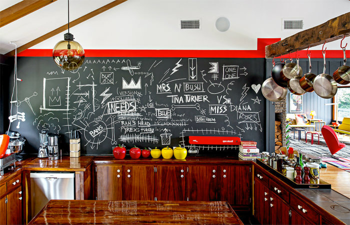 A parede de lousa é o grande charme dessa cozinha (Foto: Reprodução)